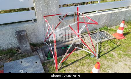 Arbeiten Sie Glasfaserkabel in der Straße digitale Glasfaser-Internetverbindungskabel kreuzen Stockfoto
