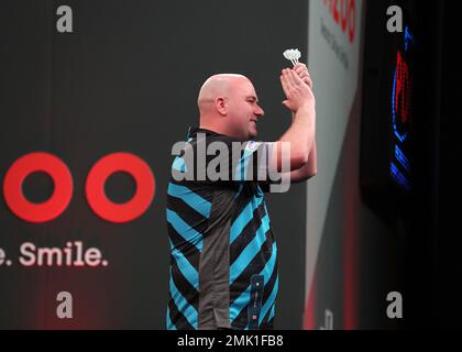 28. Januar 2023, Marshall Arena, Milton Keynes, England; 2023 PDC Cazoo Masters Day 2 Nachmittagssitzung; Rob Cross applaudiert den Fans, nachdem sie Gary Anderson besiegt haben Stockfoto