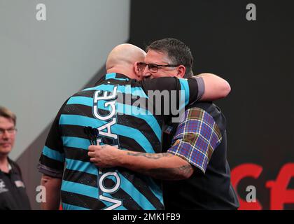 28. Januar 2023, Marshall Arena, Milton Keynes, England; 2023 PDC Cazoo Masters Day 2 Nachmittagssitzung; Gary Anderson gratuliert Rob Cross Stockfoto