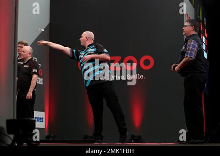 28. Januar 2023, Marshall Arena, Milton Keynes, England; 2023 PDC Cazoo Masters Day 2 Nachmittagssitzung; Rob Cross in Aktion während seines Spiels gegen Gary Anderson Stockfoto