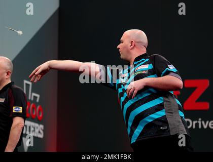 28. Januar 2023, Marshall Arena, Milton Keynes, England; 2023 PDC Cazoo Masters Day 2 Nachmittagssitzung; Rob Cross in Aktion während seines Spiels gegen Gary Anderson Stockfoto