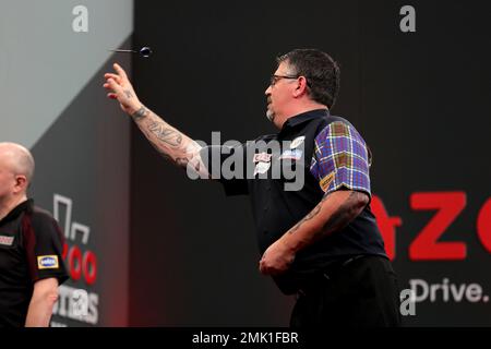 28. Januar 2023, Marshall Arena, Milton Keynes, England; 2023 PDC Cazoo Masters Day 2 Nachmittagssitzung; Gary Anderson in Aktion während seines Spiels gegen Rob Cross Stockfoto