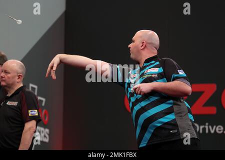 28. Januar 2023, Marshall Arena, Milton Keynes, England; 2023 PDC Cazoo Masters Day 2 Nachmittagssitzung; Rob Cross in Aktion während seines Spiels gegen Gary Anderson Stockfoto