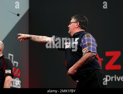 28. Januar 2023, Marshall Arena, Milton Keynes, England; 2023 PDC Cazoo Masters Day 2 Nachmittagssitzung; Gary Anderson in Aktion während seines Spiels gegen Rob Cross Stockfoto