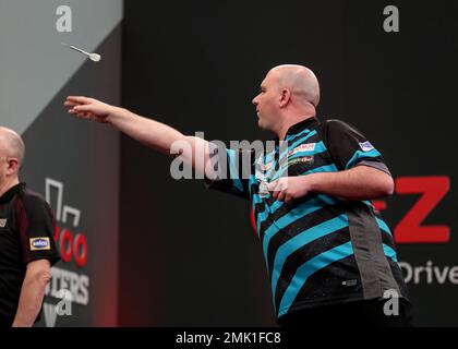 28. Januar 2023, Marshall Arena, Milton Keynes, England; 2023 PDC Cazoo Masters Day 2 Nachmittagssitzung; Rob Cross in Aktion während seines Spiels gegen Gary Anderson Stockfoto