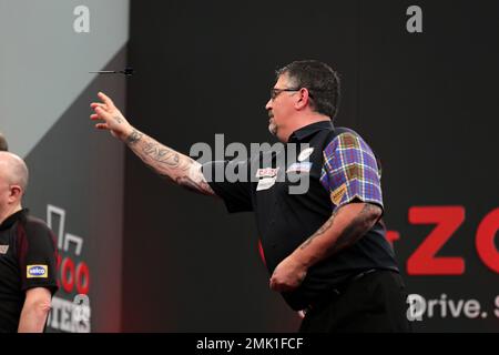 28. Januar 2023, Marshall Arena, Milton Keynes, England; 2023 PDC Cazoo Masters Day 2 Nachmittagssitzung; Gary Anderson in Aktion während seines Spiels gegen Rob Cross Stockfoto