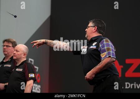 28. Januar 2023, Marshall Arena, Milton Keynes, England; 2023 PDC Cazoo Masters Day 2 Nachmittagssitzung; Gary Anderson in Aktion während seines Spiels gegen Rob Cross Stockfoto