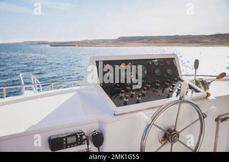 Blick vom Kapitänssitz auf dem Schiff Stockfoto