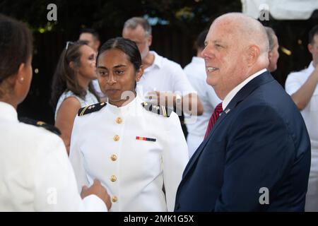 ANNAPOLIS, Md (2. September 2022) Maryland Gov. Larry Hogan spricht mit den Gästen beim ersten Parade-Empfang im Buchanan House. Die Marineakademie ist das Grundstudium des Marinedienstes unseres Landes und bereitet junge Männer und Frauen darauf vor, professionelle Offiziere von Kompetenz, Charakter und Mitgefühl in den USA zu werden Marine und Marine Corps. Stockfoto