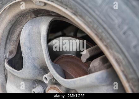 Rostige Bremsscheibe mit Gewinde in einem Auto Stockfoto