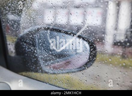 Regentropfen auf dem Fenster des Autos Stockfoto