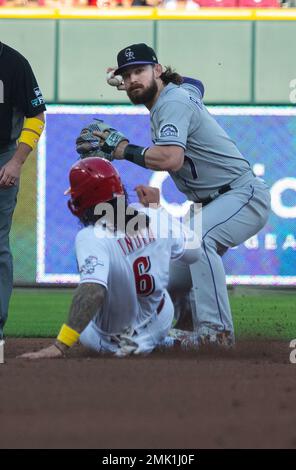 Der zweite Baseman der Colorado Rockies, Brendan Rodgers, versucht, ein Doppelspiel zu drehen, nachdem er Jonathan India, den Reds, im ersten Inning ihres Spiels, am 2. September 2022, in Cincinnati, gezwungen hatte. Eine Reihe von Wright-Patterson Air Force Base Airmen nahmen kostenlos am Spiel Teil und nahmen an Pregame Zeremonien im Rahmen der Reds’ Military Appreciation Night Teil. Die Reds haben das Spiel 3-2 gewonnen. Stockfoto