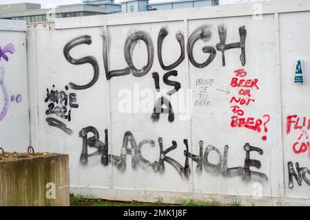 Slough, Berkshire, Großbritannien. 28. Januar 2023. Graffiti im Stadtzentrum von Slough. Slough in Berkshire durchläuft einen gewaltigen Wandel. Die Gebäude werden abgerissen und sollen durch weitere Wohnungen ersetzt werden. Kredit: Maureen McLean/Alamy Live News Stockfoto