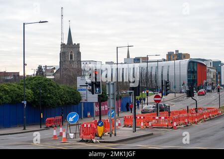 Slough, Berkshire, Großbritannien. 28. Januar 2023. St. Ethelberts römisch-katholische Kirche in Slough, eines der wenigen verbleibenden historischen Gebäude. Slough in Berkshire durchläuft einen gewaltigen Wandel. Die Gebäude werden abgerissen und sollen durch weitere Wohnungen ersetzt werden. Kredit: Maureen McLean/Alamy Live News Stockfoto