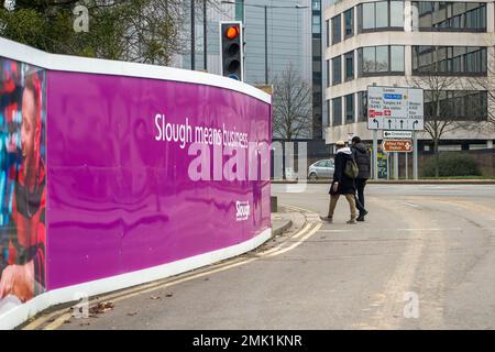 Slough, Berkshire, Großbritannien. 28. Januar 2023. Der ehemalige Slough Campus der Thames Valley University wird abgerissen. Es soll durch 1000 Apartments, Büros und Freizeiteinrichtungen ersetzt werden. Slough in Berkshire durchläuft einen gewaltigen Wandel. Die Gebäude werden abgerissen und sollen durch weitere Wohnungen ersetzt werden. Kredit: Maureen McLean/Alamy Live News Stockfoto