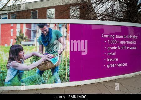 Slough, Berkshire, Großbritannien. 28. Januar 2023. Der ehemalige Slough Campus der Thames Valley University wird abgerissen. Es soll durch 1000 Apartments, Büros und Freizeiteinrichtungen ersetzt werden. Slough in Berkshire durchläuft einen gewaltigen Wandel. Die Gebäude werden abgerissen und sollen durch weitere Wohnungen ersetzt werden. Kredit: Maureen McLean/Alamy Live News Stockfoto