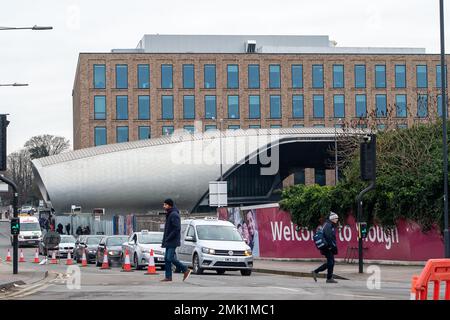 Slough, Berkshire, Großbritannien. 28. Januar 2023. Slough in Berkshire durchläuft einen gewaltigen Wandel. Die Gebäude werden abgerissen und sollen durch weitere Wohnungen ersetzt werden. Kredit: Maureen McLean/Alamy Live News Stockfoto