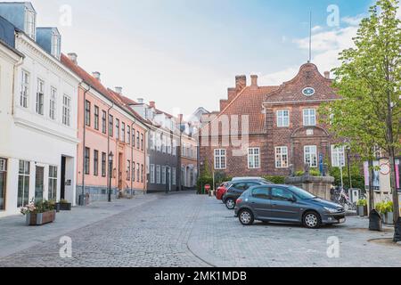 Wunderschöne Straße mit alten Häusern mit Ziegeldach in Viborg Dänemark Stockfoto