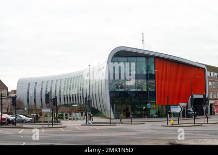 Slough, Berkshire, Großbritannien. 28. Januar 2023. The Curve eins der modernen Gebäude in Slough, in dem sich die Slough-Bibliothek befindet. Slough in Berkshire durchläuft einen gewaltigen Wandel. Die Gebäude werden abgerissen und sollen durch weitere Wohnungen ersetzt werden. Kredit: Maureen McLean/Alamy Live News Stockfoto