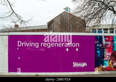 Slough, Berkshire, Großbritannien. 28. Januar 2023. Der ehemalige Slough Campus der Thames Valley University wird abgerissen. Es soll durch 1000 Apartments, Büros und Freizeiteinrichtungen ersetzt werden. Slough in Berkshire durchläuft einen gewaltigen Wandel. Die Gebäude werden abgerissen und sollen durch weitere Wohnungen ersetzt werden. Kredit: Maureen McLean/Alamy Live News Stockfoto