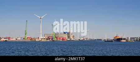 Antwerpen, Belgien - August 2022: Weitwinkelblick auf Kräne, Schiffe und Windturbinen im Hafen der Stadt Stockfoto