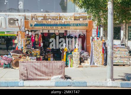 Altstadt, Ägypten, März 2020: Bekleidungs- und Souvenirladen in Ägypten, Afrika Stockfoto