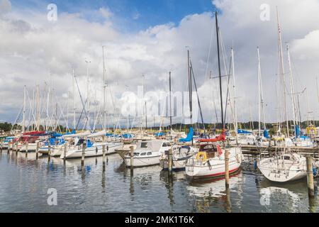 An der Nordseeküste Dänemarks festgetätete Yachten Stockfoto