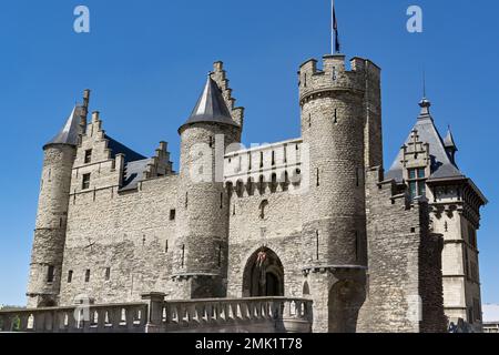 Antwerpen, Belgien - August 2022: Mittelalterliche Festung het Steen in der Altstadt Stockfoto