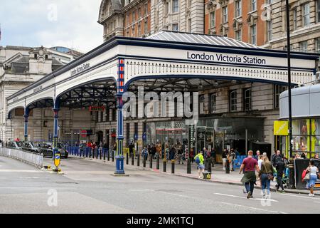 London, Vereinigtes Königreich - August 2022: Personen, die den Londoner Bahnhof Victoria betreten und verlassen Stockfoto