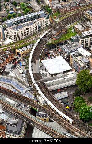 London, Vereinigtes Königreich - August 2022: Nahaufnahme eines Pendlerzugs auf Gleisen im Zentrum von London in der Nähe des Bahnhofs London Bridge Stockfoto