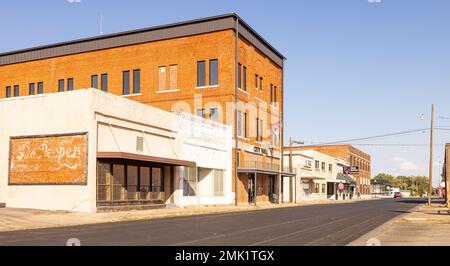 Sallisaw, Oklahoma, USA - 15. Oktober 2022: Das Rathaus von Sallisaw und das alte Geschäftsviertel an der Choctaw Avenue Stockfoto