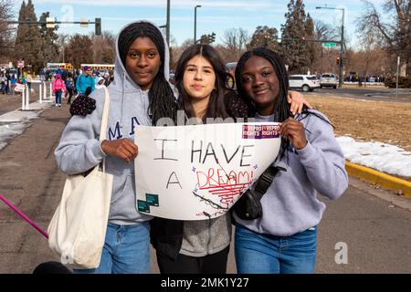 Denver, Colorado - die jährliche Martin Luther King Day Marade (märz + Parade). Drei junge Frauen tragen ein "Ich habe einen Traum" -Schild. Stockfoto