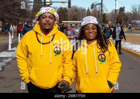 Denver, Colorado - die jährliche Martin Luther King Day Marade (märz + Parade). Ein afroamerikanisches Paar, das Händchen hält und „Love“-Sweatshirts trägt Stockfoto