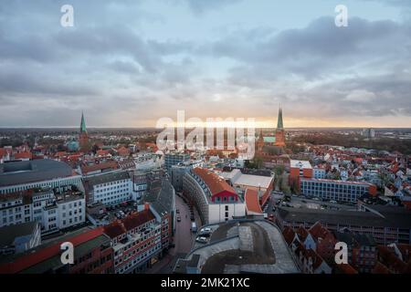 Lübeck aus der Vogelperspektive mit Lübeck-Dom und St. Giles-Kirche - Lübeck, Deutschland Stockfoto