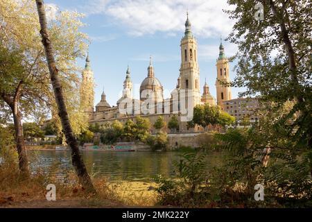 Saragossa im magischen Licht und Bardenas reales - eine Landschaft von einem anderen Stern Stockfoto