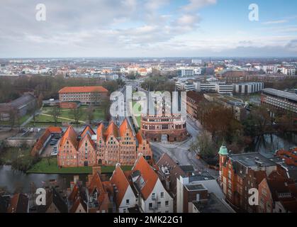 Lübeck aus der Vogelperspektive mit Holstentor (Holstentor) und Salzspeicher - Lübeck, Deutschland Stockfoto