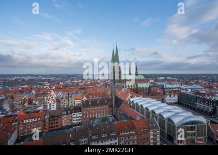 Lübeck aus der Vogelperspektive mit St. Marienkirche - Lübeck, Deutschland Stockfoto