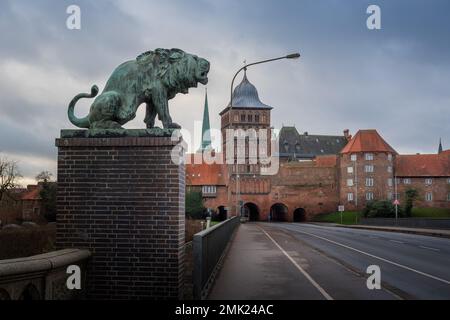 Burgtor (Burgtor) und Burgtor-Brücke - Lübeck, Deutschland Stockfoto