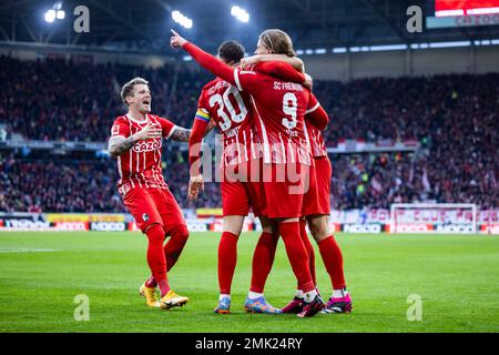 Freiburg Im Breisgau, Deutschland. 28. Januar 2023. Fußball: Bundesliga, SC Freiburg - FC Augsburg, Spieltag 18, Europa-Park Stadion. Lucas Höler (r) von Freiburg feiert mit dem Team, nachdem er das 2:1. Tor geschossen hat. Kredit: Tom Weller/dpa - WICHTIGER HINWEIS: Gemäß den Anforderungen der DFL Deutsche Fußball Liga und des DFB Deutscher Fußball-Bund ist es verboten, im Stadion aufgenommene Fotos und/oder das Spiel in Form von Sequenzbildern und/oder videoähnlichen Fotoserien zu verwenden oder verwenden zu lassen./dpa/Alamy Live News Stockfoto