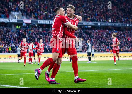 Freiburg Im Breisgau, Deutschland. 28. Januar 2023. Fußball: Bundesliga, SC Freiburg - FC Augsburg, Spieltag 18, Europa-Park Stadion. Freiburgs Lucas Höler (r) feiert nach seinem Ziel für 2:1 mit Freiburgs Maximilian Eggestein (l). Kredit: Tom Weller/dpa - WICHTIGER HINWEIS: Gemäß den Anforderungen der DFL Deutsche Fußball Liga und des DFB Deutscher Fußball-Bund ist es verboten, im Stadion aufgenommene Fotos und/oder das Spiel in Form von Sequenzbildern und/oder videoähnlichen Fotoserien zu verwenden oder verwenden zu lassen./dpa/Alamy Live News Stockfoto