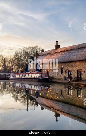 Das Boat Inn am Grand Union Canal in Stoke Bruerne im Winterfrost bei Sonnenaufgang. Northamptonshire. England Stockfoto