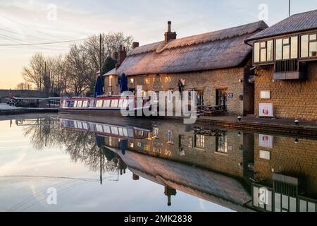 Das Boat Inn am Grand Union Canal in Stoke Bruerne im Winterfrost bei Sonnenaufgang. Northamptonshire. England Stockfoto