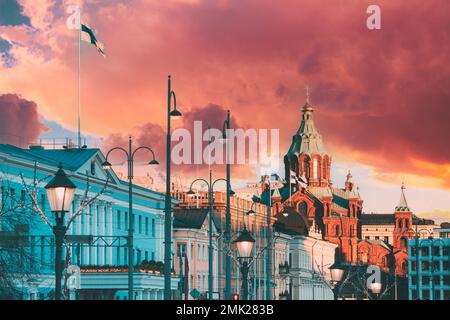 Helsinki, Finnland. Uspenski Kathedrale Am Morgen. Die Rote Kirche Ist Ein Beliebtes Touristenziel In Der Finnischen Hauptstadt. Erstaunlicher Farbeffekt Von Wolken. Weich Stockfoto