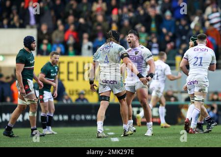 Ethan Walker von Northampton Saints und seine Teamkollegen feiern ihren Sieg bei der Endpfeife während des Gallagher Premiership-Spiels Leicester Tigers vs Northampton Saints in Mattioli Woods Welford Road, Leicester, Großbritannien, 28. Januar 2023 (Foto von Nick Browning/News Images) Stockfoto