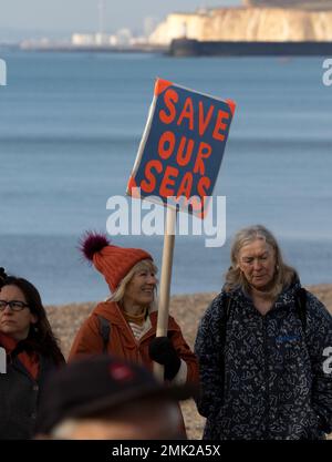 Newhaven, East Sussex, Großbritannien. 28. Januar 2023. Einheimische und Umweltaktivisten versammeln sich am Splash Point Newhaven, um gegen die Abwasserentsorgung im südlichen Wasser an diesem Standort und gegen die Gesetzgebung zu protestieren, die von den lokalen Parlamentariern unterstützt wird, die diesen Prozess zulassen. Kredit: Newspics UK South/Alamy Live News Stockfoto