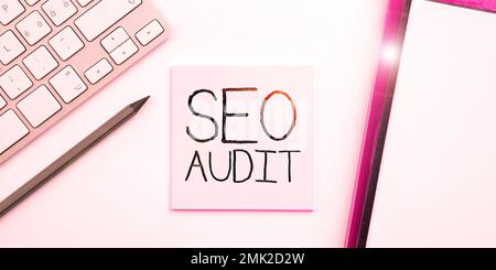 Textschild mit Seo Audit. Konzeptfoto Suchmaschinenoptimierung Validieren und Verifizieren des Prozesses Stockfoto