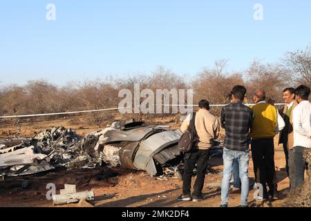 Jabalpur, Indien. 28. Januar 2023. Gwalior, Madhya Pradesh, Indien, Januar 28,2023. Menschen stehen in der Nähe der Trümmer eines Flugzeugs, nachdem ein Kampfflugjet Sukhoi Su-30 und Dassault Mirage 2000 während einer Übung in der Gegend von Pahargarh, etwa 50 Kilometer (30 Meilen) von Gwalior, Madhya Pradesh, am 28. Januar 2023 abstürzte. Die Polizei am Unfallort sagte, dass es während der Übung am 28. Januar einen offensichtlichen Zusammenstoß in der Luft gab. Foto Von - Uma Shankar Mishra Credit: River Ganga/Alamy Live News Stockfoto