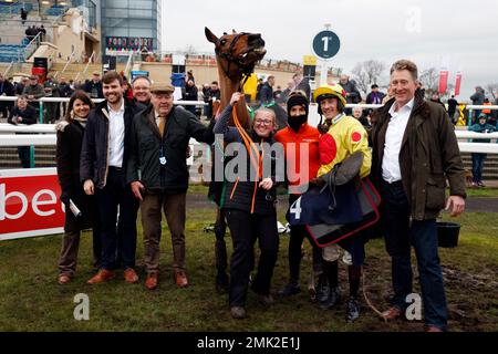 Probieren Sie die Angst und den Jockey Sam Twiston-Davies, nachdem Sie die Sky Bet Extra Places Every Day Handicap Chase während des Sky Bet Chase Racing Day auf der Doncaster Racecourse gewonnen haben. Foto: Samstag, 28. Januar 2023. Stockfoto