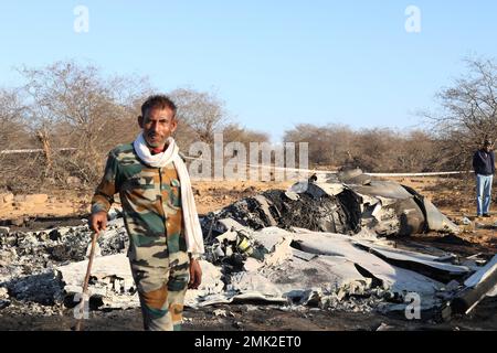 Jabalpur, Indien. 28. Januar 2023. Gwalior, Madhya Pradesh, Indien, Januar 28,2023. Menschen stehen in der Nähe der Trümmer eines Flugzeugs, nachdem ein Kampfflugjet Sukhoi Su-30 und Dassault Mirage 2000 während einer Übung in der Gegend von Pahargarh, etwa 50 Kilometer (30 Meilen) von Gwalior, Madhya Pradesh, am 28. Januar 2023 abstürzte. Die Polizei am Unfallort sagte, dass es während der Übung am 28. Januar einen offensichtlichen Zusammenstoß in der Luft gab. Foto Von - Uma Shankar Mishra Credit: River Ganga/Alamy Live News Stockfoto