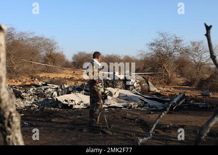 Jabalpur, Indien. 28. Januar 2023. Gwalior, Madhya Pradesh, Indien, Januar 28,2023. Menschen stehen in der Nähe der Trümmer eines Flugzeugs, nachdem ein Kampfflugjet Sukhoi Su-30 und Dassault Mirage 2000 während einer Übung in der Gegend von Pahargarh, etwa 50 Kilometer (30 Meilen) von Gwalior, Madhya Pradesh, am 28. Januar 2023 abstürzte. Die Polizei am Unfallort sagte, dass es während der Übung am 28. Januar einen offensichtlichen Zusammenstoß in der Luft gab. Foto Von - Uma Shankar Mishra Credit: River Ganga/Alamy Live News Stockfoto